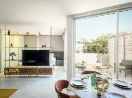 Modern Studio Apt with Balcony by Sea N Rent