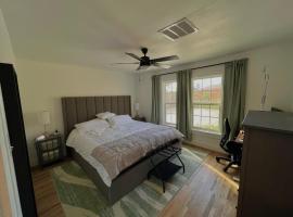 Long Term, Blackout Curtain, 2 Monitor, King Bed Room in 2 BR Home, ubytování v soukromí v destinaci Houston