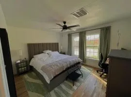 Long Term, Blackout Curtain, 2 Monitor, King Bed Room in 2 BR Home