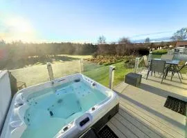 Hot Tub Lodge with Panoramic Views & Free Golf