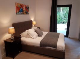 HPC Suites - Cassis Centre - Parking Gratuit & Piscine Chauffée, hotel in Cassis