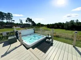 Luxury Hot Tub Lodge, Panoramic Views & Free Golf, Dog Friendly
