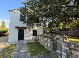 Large Country House near the sea, hotel v destinaci Kyparissia