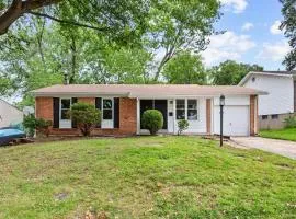 9 Mi to Forest Park Pet-Friendly Home in St Louis