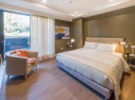 El Tesoro Medellín Hab310 by Letoh, inn in Medellín