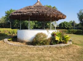 maa omwati farmhouse, hôtel à Tehla