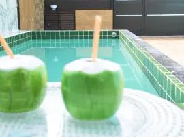 Casa à 300 metros da PRAIA com PISCINA, CHURRASQUEIRA e 2 VAGAS DE GARAGEM!