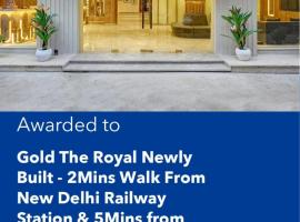 Newly Built Gold The Royal With Rooftop Restaurant - 2Mins Walk From New Delhi Rail Station & 5Mins from Connaught Place, hotel with hot tubs in New Delhi