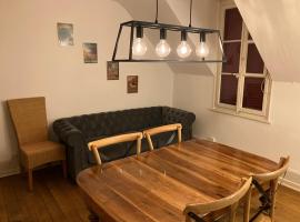 Old Charming Rustic Swiss Mansarde 60m2 Center Burgdorf Parking Small Bath, hotel v destinaci Burgdorf