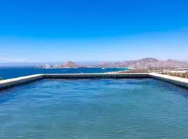 Arch views Infinity Pool Cozy Close to Beaches