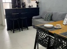 Apto térreo com ar, próximo ao shopping Caruaru com área de lazer completa!