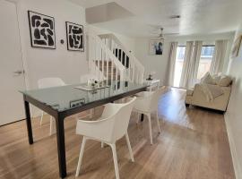 Comfortable Townhome 2BR 1-5BA - Near UF & Shopping Dining, hotel em Gainesville