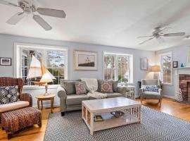 Cozy Bungalow Close to Downtown, бунгало в Харуич