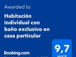 Habitación individual con baño exclusivo en casa particular, хотел в Мадрид