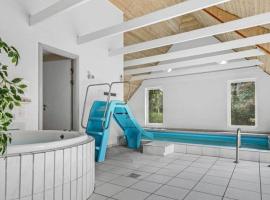 Pool activity house for 16 people, hotel con hidromasaje en Marielyst