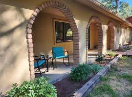 Chic Country Home in the Woods with Hot Tub, skihotel i Ruidoso