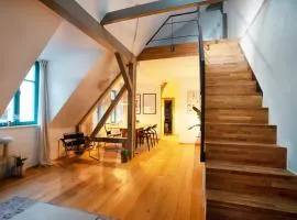 Design Studio in Hinterhof-Remise
