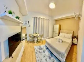 Budget Rustic Charm with Netflix Wifi and Pool - Mesaverte Residences Studio Unit
