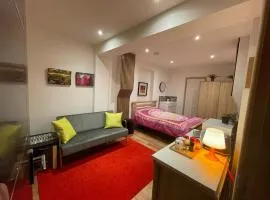 Cozy En-Suite Room with Free Parking Included