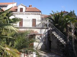 Seaside holiday house Sutivan, Brac - 23655, Hotel in Sutivan
