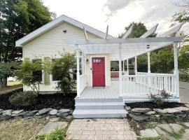 Bright, Airy Home in Hudson!, hotel v destinaci Hudson