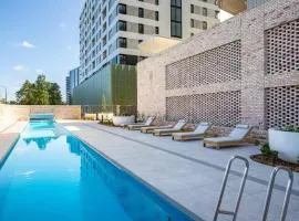 Modern 2 Bedroom Apartment in Phillip with Parking