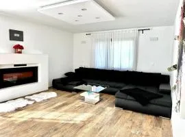 Spacious Cosy Apt with Pool and Parking