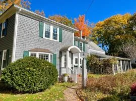 Charming 4BR colonial close to downtown