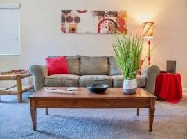 Longer Stays for Travelers- Apt Blocks from Hospital, Downtown