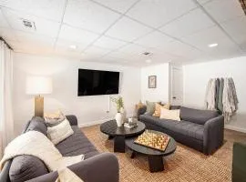 New Beach front 5bd in Sister Lakes with Hot tub