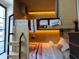 First Villa Life Hostel, ξενοδοχείο σε Ban Na Song