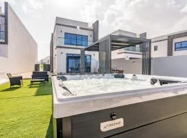 Getaway Deal 3BR with Outdoor Jacuzzi plus Scenic Views by Deluxe Holiday Homes
