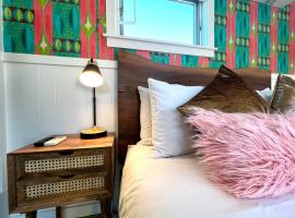 Fun Retro Space Steps From Windmill, hotel in Solvang