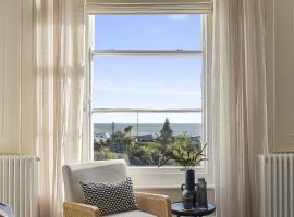 Sea Breeze, Luxury Views Seafront Stylish Home, hotel v destinaci Teignmouth