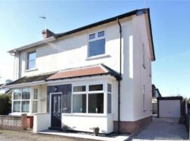 Modern, renovated 3 bed home near railway station, hotel u gradu Nort Feribi