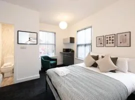 Private ensuite rooms with kitchen access by Irwell Stays