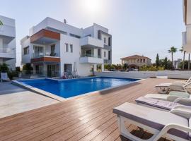 Valleria - 2 BR Apartment W Pool in Larnaca, hotel i Larnaca
