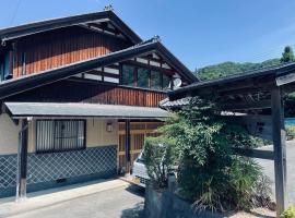 民宿上田屋, hotel s jacuzzi v destinaci Obama