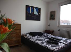 Ruhiges Zimmer in N&auml;he Kurf&uuml;rstendamm mit eigener Regendusche, habitaci&oacute; en una casa particular a Berl&iacute;n