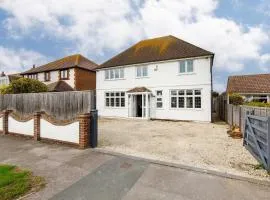 Bright & Modern 4 br House 100 metres from Beach