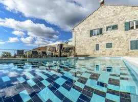 Countyside Retreat Six Bedroom Villa with Pool