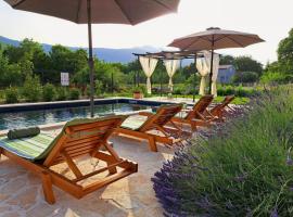 Tranquil Getaway Villa with Pool, hotel in Kozica