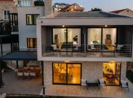 Luxury Five Bedroom Villa With Pool and Sunset View
