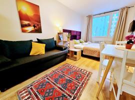 TERRACE-VIEW 2BR PRAGUE APARTMENTS for Business & Leisure, FREE PARKING & Gym, Near Metro & Aqua Sport Centre, Hotel in Prag
