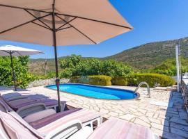 Three Bedroom Holiday Home with Pool, hôtel à Molunat