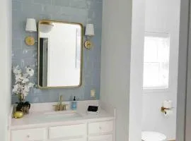 Large Home w Spa Midway to Savannah & Tybee Island! Dog friendly Venue