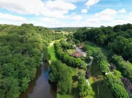 ZEcamping 3 pet friendly en bord de rivière avec une plage de sable, Hotel in Jumilhac-le-Grand
