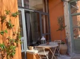 Belle suite au coeur de ville ,petit déjeuner, jardin et bassin
