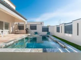 Villa avec piscine extérieur