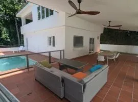 Spacious Apartment w Pool